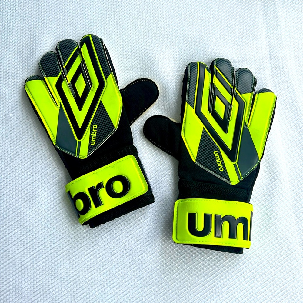 Umbro Junior Soccer Goalie Gloves